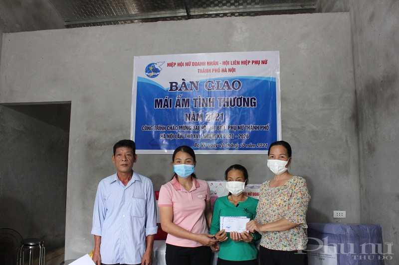 Trong ngày vui nhận nhà mới chị Dung  còn nhận được rất nhiều tình cảm không chỉ vật chất mà tinh thần động viên của mọi người, hy vọng sẽ tiếp thêm động lực để chị Dung tiếp tục nỗ lực cố gắng  chăm sóc gia đình và các con tốt hơn