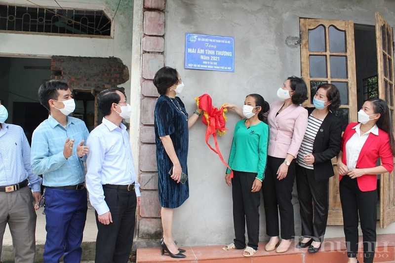 Trước sự chứng kiến của người thân,  gia đình họ hàng  và các đại biểu lãnh đạo TP, Huyện và cơ cở, Chị Nguyễn Thị Dung cảm thấy vô cùng hạnh phúc khi có được ngôi nhà mới trước sự quan tâm của các cấp đoàn thể