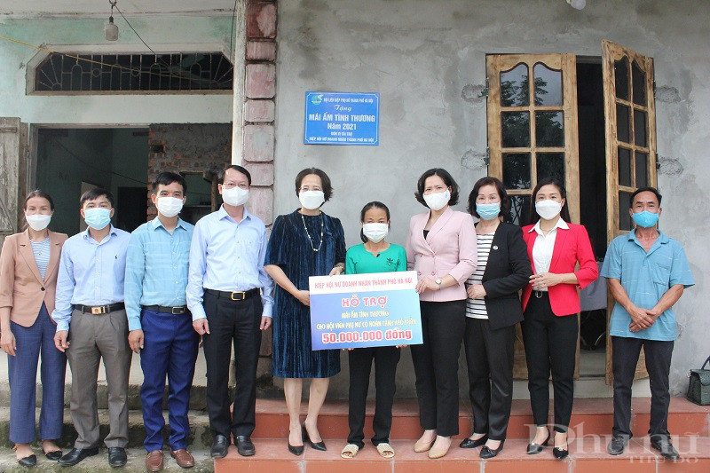 Các đồng chí  Lãnh đạo: Hội LHPN Hà Nội, Hiệp Hội Nữ doanh nhân Hà Nội,; Huyện ủy; Đảng ủy, chính quyền xã và người thân gia đình chị Nguyễn Thị Dung trong buổi bàn giao nhà Mái ấm tình hương