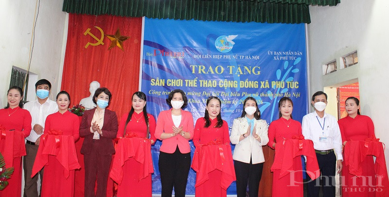 Các đồng chí lãnh đạo Hội LHPN Hà Nội, Báo Phụ nữ Thủ đô cùng lãnh đạo xã Phú Túc cắt băng khánh thành trao tặng sân chơi thể thao cộng đồng cho xã Phú Túc