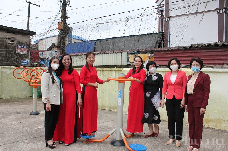 Sân chơi với nhiều thiết bị thể dụng thể thao phù hợp với trẻ nhỏ và người lớn