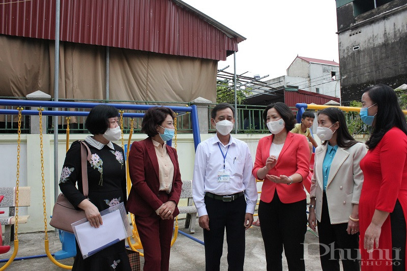 Đồng chí Lê Kim Anh, Chủ tịch Hội LHPN Hà Nội trao đổi với các đại biểu và mong muốn trong thời gian tới các đồng chí lãnh đạo xã Phú Túc tiếp tục quan tâm tới  hoạt động  công tác Hội Phụ nữ đồng thời đẩy mạnh các hoạt động để xây dựng làng quê an toàn