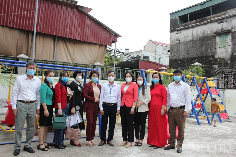 Các đại biểu chụp ảnh lưu niệm trong ngày khánh thành và bàn giao sân chơi cộng đồng cho xã Phú Túc