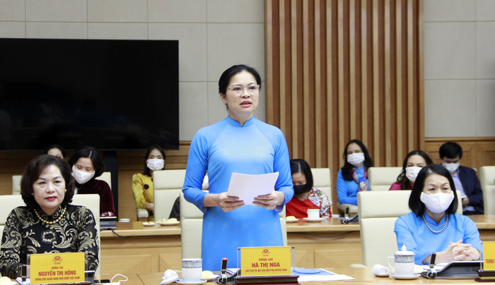 Bà Hà Thị Nga, Chủ tịch Hội LHPN Việt Nam phát biểu tại buổi gặp mặt