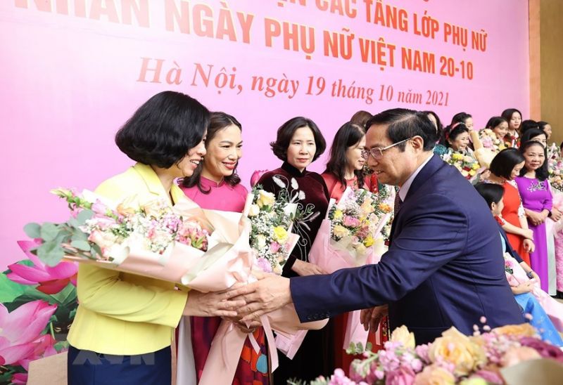 Thủ tướng Phạm Minh Chính tặng hoa chúc mừng các đại biểu phụ nữ tiêu biểu. Ảnh: Dương Giang/TTXVN