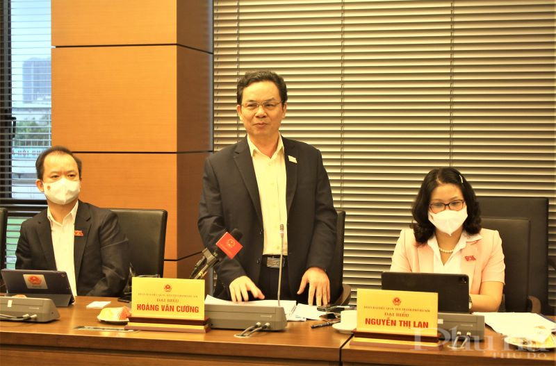 Đại biểu Hoàng Văn Cường nếu ý kiến tại phiên thảo luận. Đại biểu Hoàng Văn Cường nếu ý kiến tại phiên thảo luận.