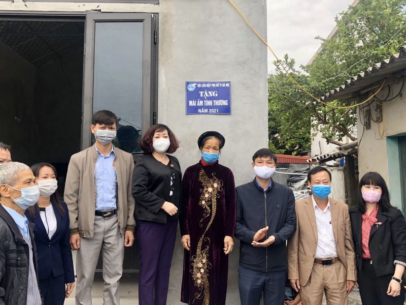 Ngôi nhà mới chính là hy vọng mới, khởi đầu mới cho gia đình bà Tành, giúp gia đình có động lực vươn lên, đồng thời thể hiện tinh thần đoàn kết, không ai bị bỏ lại phía sau của tổ chức Hội Phụ nữ Ngôi nhà mới chính là hy vọng mới, khởi đầu mới cho gia đình bà Tành, giúp gia đình có động lực vươn lên, đồng thời thể hiện tinh thần đoàn kết, không ai bị bỏ lại phía sau của tổ chức Hội Phụ nữ