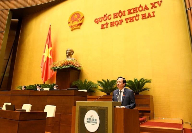 Bộ trưởng Bộ Lao động, Thương binh - Xã hội Đào Ngọc Dung, thừa ủy quyền của Thủ tướng Chính phủ trình bày Báo cáo tình hình thực hiện chính sách, chế độ bảo hiểm xã hội, quản lý và sử dụng Quỹ bảo hiểm xã hội năm 2020.