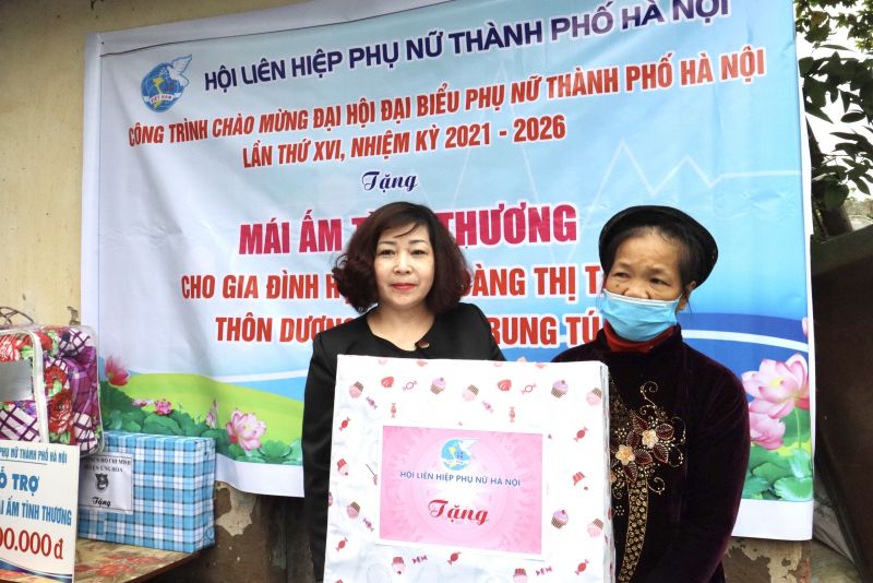 Phó Chủ tịch Hội LHPN Hà Nội Lê Thị Thiên Hương tặng quà, chúc mừng gia đình bà Hoàng Thị Tành có ngôi nhà mới, khang trang, ấm áp