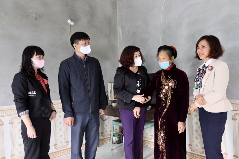 Các đại biểu Hội LHPN TP, Huyện ủy Ứng Hòa và Hội LHPN huyện Ứng Hòa cùng chia sẻ, động viên chị Dung tiếp tục cố gắng và giữ gìn sức khỏe để chăm sóc con và gia đình được tốt hơn, tích cực tham gia các hoạt động phong trào của Hội