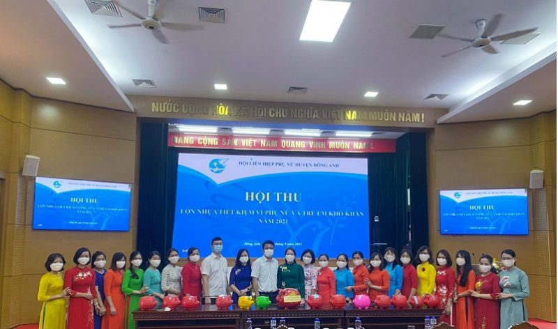 Hội PN tổ chức Hội thu lợn nhựa tiết kiệm để trao tặng những phần quà ý nghĩa cho phụ nữ và trẻ em