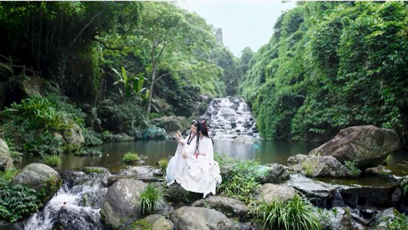 Ca từ, kỹ xảo trong MV cùng bối cảnh của núi Ba Vì càng làm cho câu chuyện tình trở nên ảo diệu hơn, khiến giới trẻ muốn lên đường khám phá địa danh du lịch này