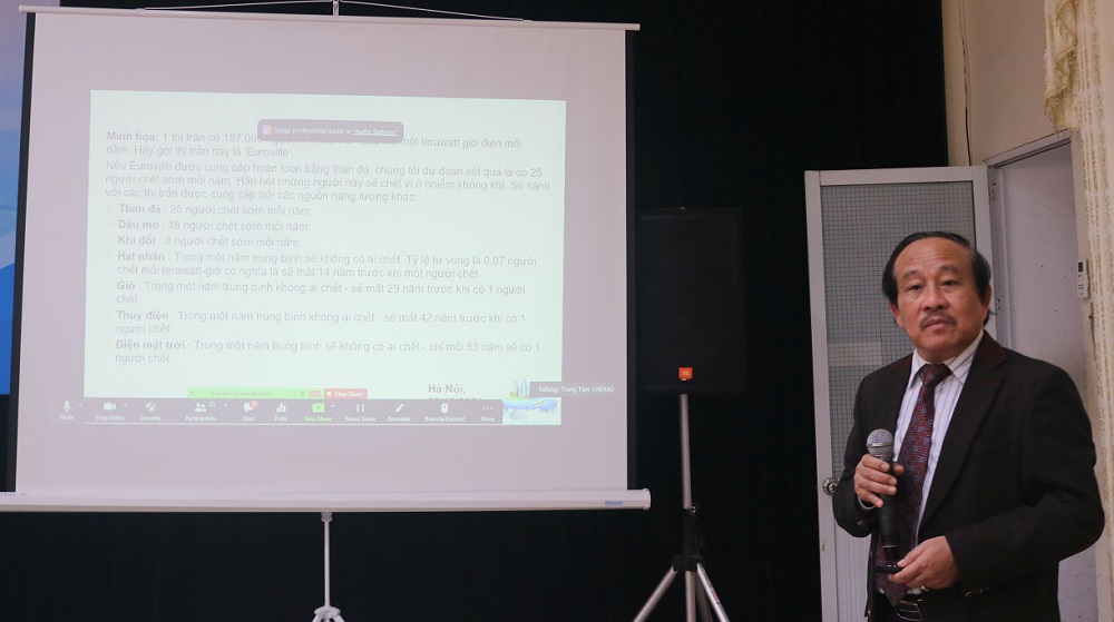 PGS.TS Nguyễn Huy Nga - Nguyên Cục trưởng Cục Quản lý môi trường (Bộ Y tế) trình bày báo cáo tại hội thảo.