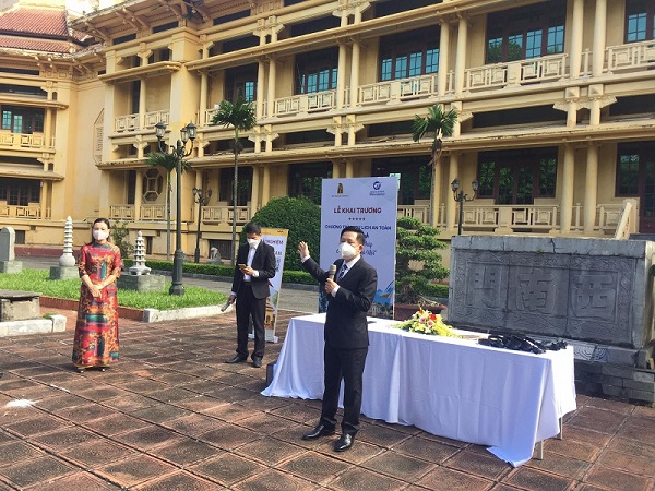 Ông Phùng Quang Thắng-Chủ tịch Hội Lữ hành Hà Nội, Giám đốc Công ty Lữ hành Hanoitourist giới thiệu về Tour bộ hành “Kiến trúc Pháp trong lòng Hà Nội”.