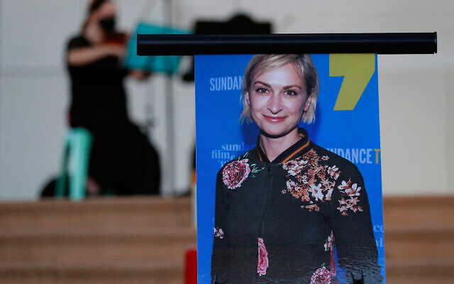 Bức ảnh của nữ quay phim Halyna Hutchins trong buổi lễ tưởng niệm cô ở Albuquerque, New Mexico, Hoa Kỳ. Bức ảnh của nữ quay phim Halyna Hutchins trong buổi lễ tưởng niệm cô ở Albuquerque, New Mexico, Hoa Kỳ.