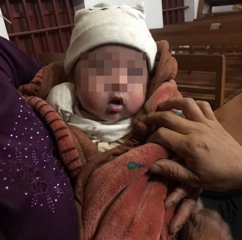 B&eacute; trai khoảng 3 th&aacute;ng tuổi được người d&acirc;n ph&aacute;t hiện tại x&atilde; Định H&oacute;a (huyện Kim Sơn, Ninh B&igrave;nh)