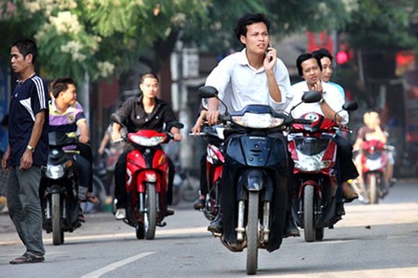 Đề nghị tiếp tục xử phạt nghiêm những trường hợp vi phạm quy định đội mũ bảo hiểm khi tham gia giao thông - ảnh 1