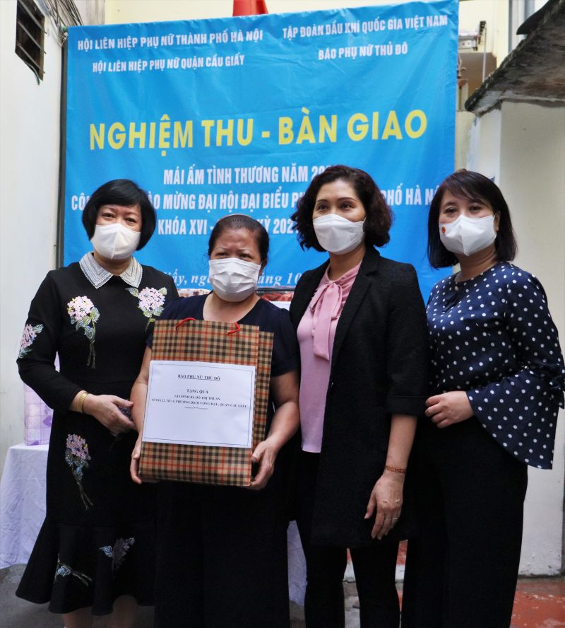 Đại diện Ban biên tập báo Phụ nữ Thủ đô tặng quà chúc mừng bà Đỗ Thị Thuần trong lễ bàn giao Mái ấm tình thương