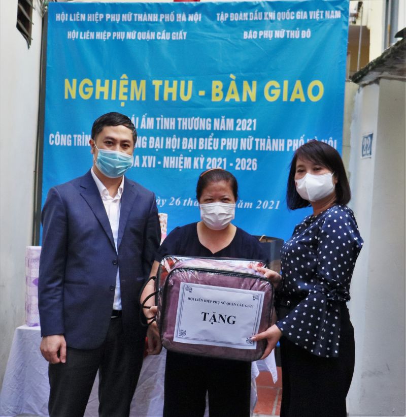 Đại diện lãnh đạo Ban Dân vận Quận uỷ Cầu Giấy, Hội LHPN quận tặng quà chúc mừng gia đình