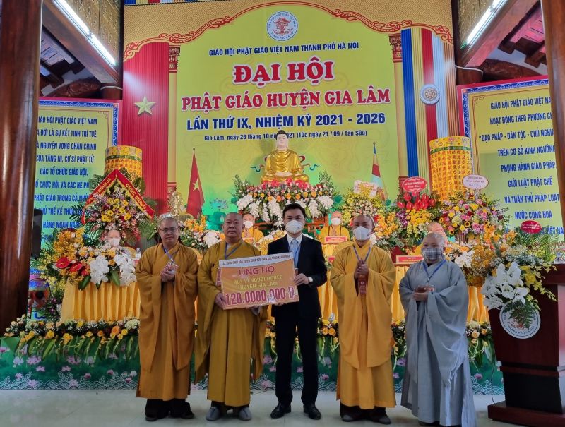 Giáo hội Phật giáo huyện Gia Lâm nhiệm kỳ 2021-2026 đã trao tặng ủng hộ Quỹ Vì người nghèo huyện Gia Lâm 120 triệu đồng. Giáo hội Phật giáo huyện Gia Lâm nhiệm kỳ 2021-2026 đã trao tặng ủng hộ Quỹ Vì người nghèo huyện Gia Lâm 120 triệu đồng.