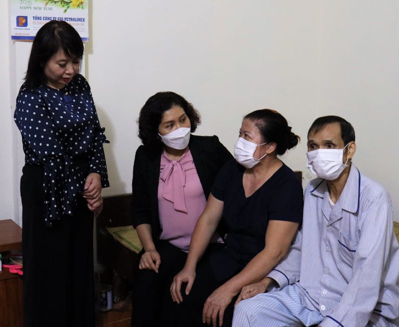 Đại diện Ban Biên tập báo Phụ nữ Thủ đô, Hội LHPN quận thăm hỏi, trò chuyện với vợ chồng bà Đỗ Thị Thuần