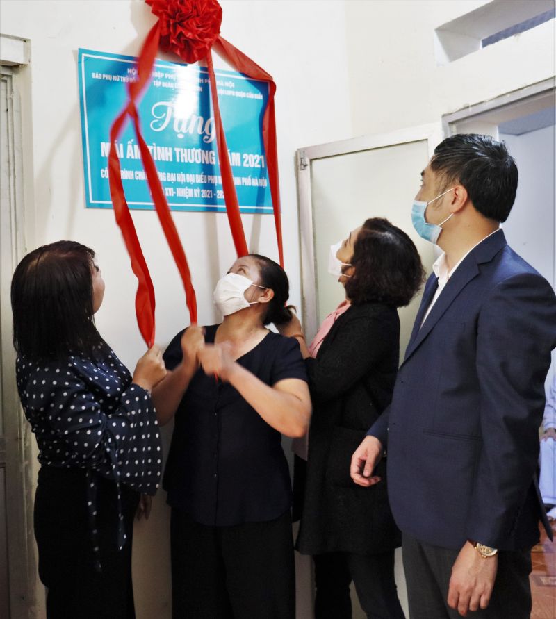 Đại diện Ban Biên tập báo Phụ nữ Thủ đô, Hội LHPN quận Cầu Giấy bàn giao Mái ấm tình thương cho gia đình bà Đỗ Thị Thuần