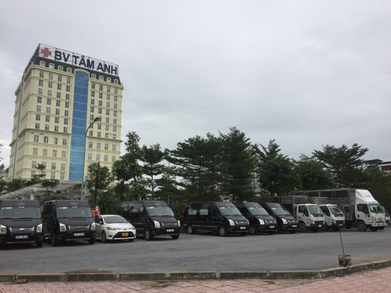 H&agrave;ng loạt xe &ocirc; t&ocirc; đỗ ngay ngắn b&ecirc;n trong khu&ocirc;n vi&ecirc;n vườn hoa Bồ Đề