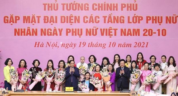 Thủ tướng Ch&iacute;nh phủ Phạm Minh Ch&iacute;nh tặng hoa ch&uacute;c mừng c&aacute;c đại biểu phụ nữ ti&ecirc;u biểu nh&acirc;n ng&agrave;y Phụ nữ Việt Nam 20/10.