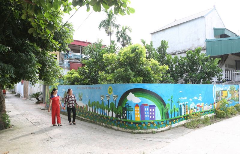 Con đường bích họa làm đẹp cảnh quan xóm làng được hình thành nhờ sự đoàn kết, chung sức của người dân và phụ nữ xã Hoàng Long Con đường bích họa làm đẹp cảnh quan xóm làng được hình thành nhờ sự đoàn kết, chung sức của người dân và phụ nữ xã Hoàng Long