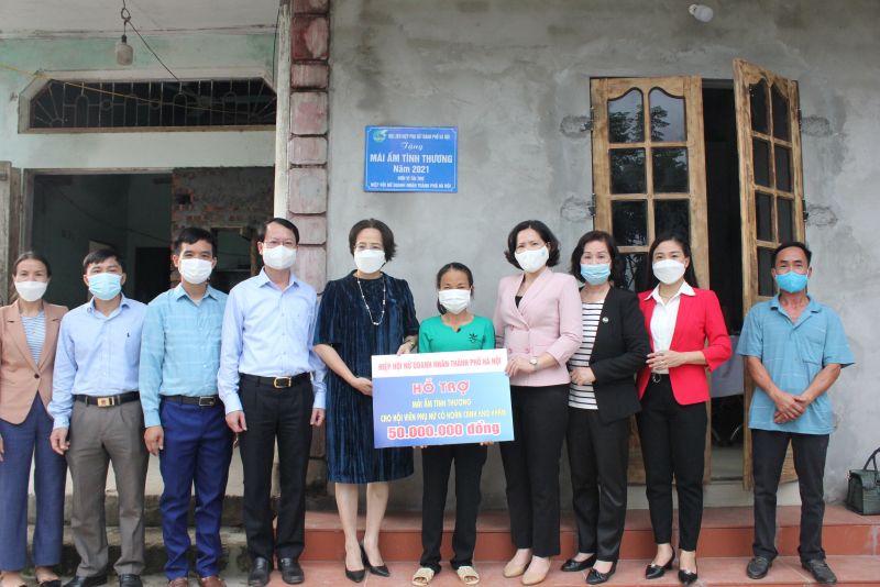 Các đại biểu lãnh đạo Hội LHPN Hà Nội, Hiệp hội nữ doanh nhân Hà Nội, Huyện ủy Ba Vì, Đảng ủy xã Minh Quang bàn giao nhà MÂTT cho gia đình chị Nguyễn Thị Dung Các đại biểu lãnh đạo Hội LHPN Hà Nội, Hiệp hội nữ doanh nhân Hà Nội, Huyện ủy Ba Vì, Đảng ủy xã Minh Quang bàn giao nhà MÂTT cho gia đình chị Nguyễn Thị Dung