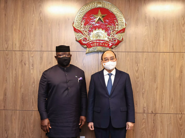 Chủ tịch nước Nguyễn Xuân Phúc gặp Tổng thống Sierra Leone Julius Maada Bio.