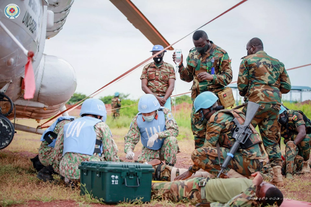 Diễn tập vận chuyển cấp cứu bằng đường không trên thực địa (CASEVAC) của BVDC 2.3 tại sân bay trực thăng Helipad, Bentiu, Nam Sudan.