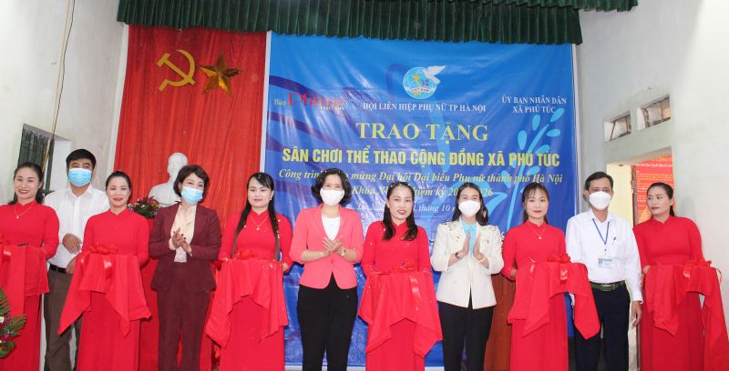 Các đại biểu cắt băng khánh thành sân chơi thể thao cộng đồng tại xã Phú Túc