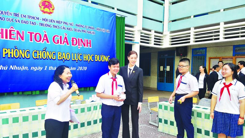 Tác giả (ngoài cùng bên trái) đang tham gia phiên toà giả định tại trường THCS Cầu Kiệu, TP Hồ Chí Minh năm 2020 Ảnh: NVCC