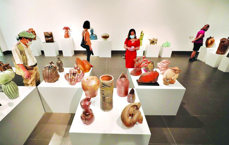 Khách tham quan tại triển lãm gốm Việt Nam Ảnh: BTC