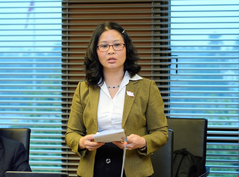 Đại biểu Nguyễn Thị Lan - Đoàn ĐBQH thành phố Hà Nội, thảo luận tại phiên họp.