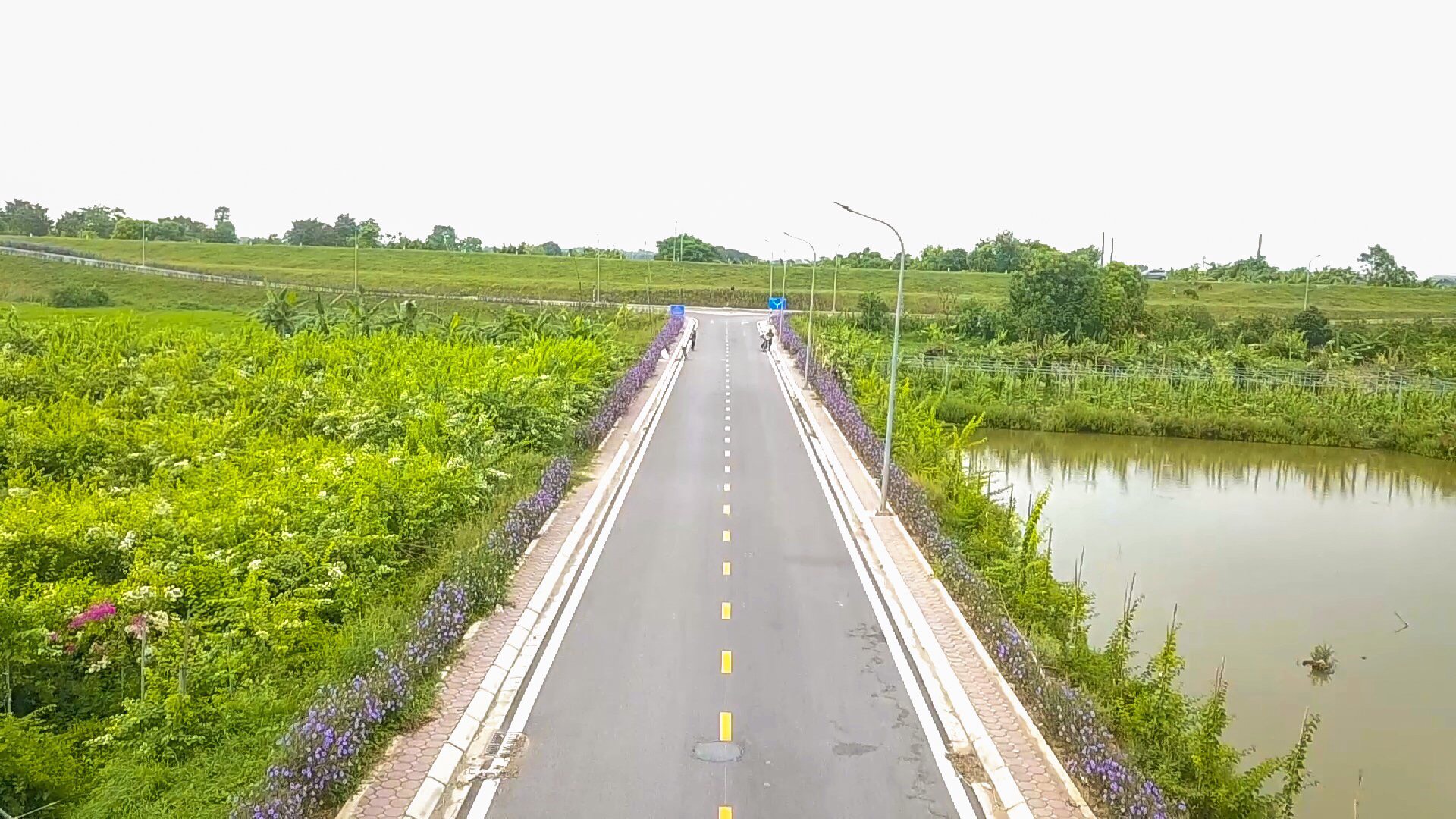 ... đến những tuyến đường liên thôn sạch đẹp, trăm hoa đua sắc... ... đến những tuyến đường liên thôn sạch đẹp, trăm hoa đua sắc...