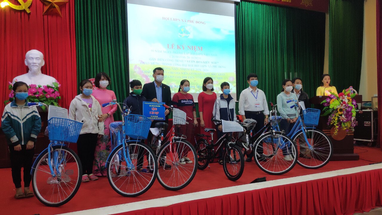Tặng xe cho học sinh nghèo vượt khó học giỏi Tặng xe cho học sinh nghèo vượt khó học giỏi