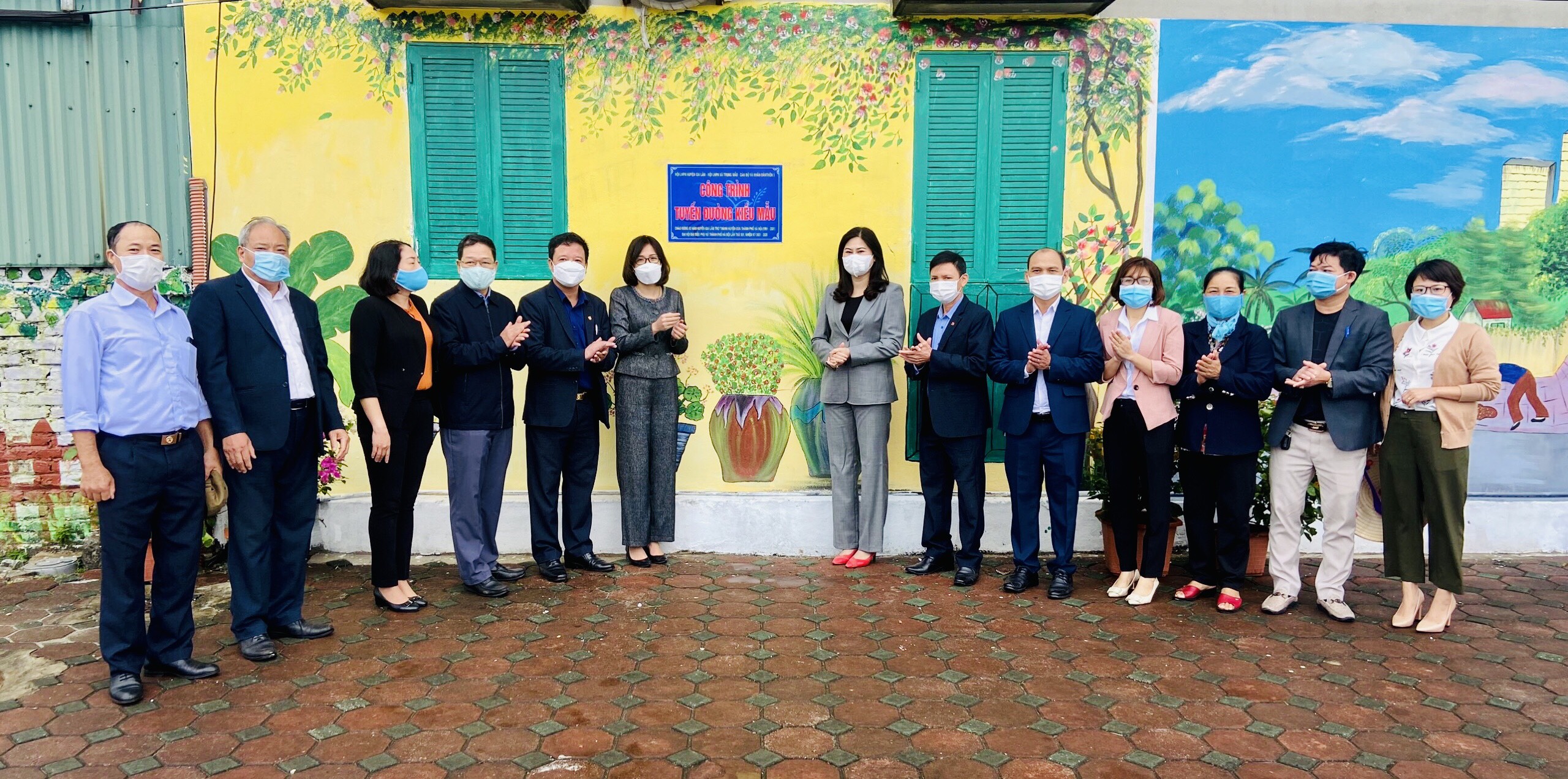Các đại biểu tham gia gắn biển nhà văn hoá Các đại biểu tham gia gắn biển nhà văn hoá