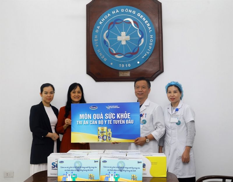 Các món quà sức khỏe cũng thay cho lời tri ân của nhãn hàng Sure Prevent Gold trân trọng gửi đến các y bác sĩ tại Bệnh viện Đa khoa Hà Đông (Tp. Hà Nội)