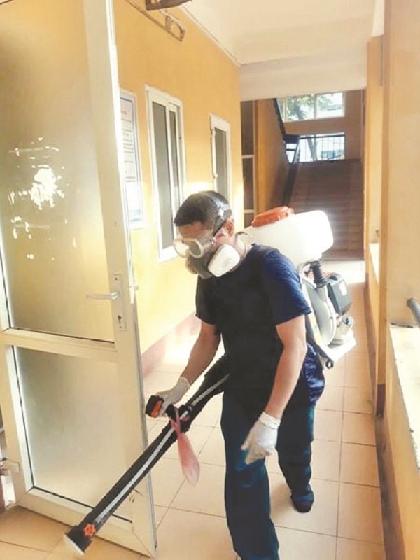 Trường THCS Nguyễn Trãi, quận Ba Đình khử khuẩn khuôn viên trường học ngày 20/10/2021 Ảnh: THCSNT