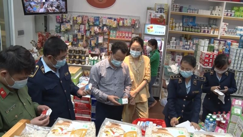 Lực lượng chức năng kiểm tra tại cơ sở kinh doanh sản phẩm phục vụ trẻ em BabyFamily ở phường Minh Khai, TP Phủ Lý, tỉnh Hà Nam