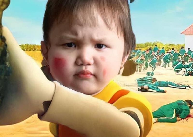 Biểu cảm đáng yêu của cô bé 2 tuổi MiA trong hình ảnh cô búp bê 