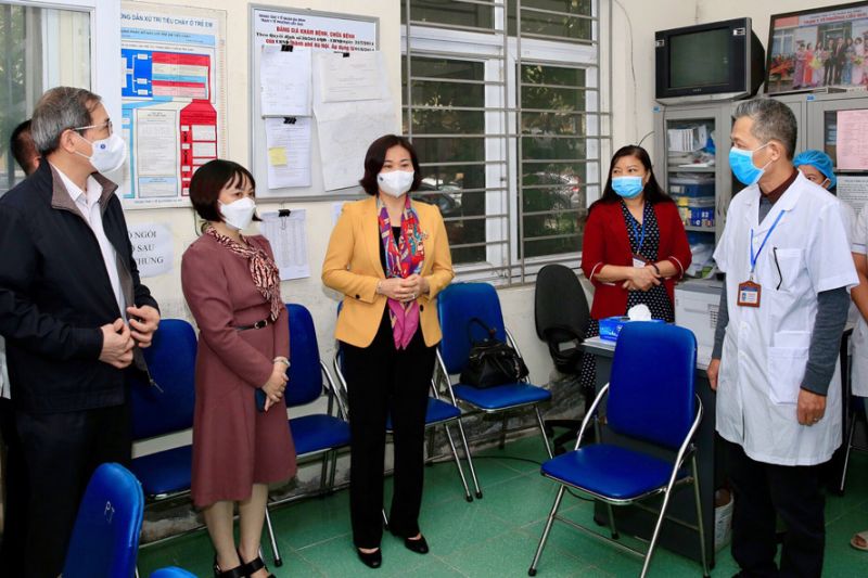 Phó Bí thư Thường trực Thành ủy Hà Nội Nguyễn Thị Tuyến kiểm tra công tác phòng, chống dịch Covid-19 và động viên đội ngũ y, bác sĩ Trạm Y tế phường Liễu Giai (quận Ba Đình).
