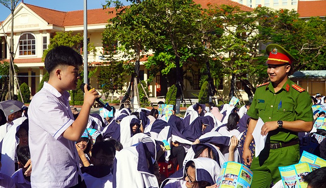 Lực lượng c&ocirc;ng an tăng cường tuy&ecirc;n truyền về t&aacute;c hại của ma t&uacute;y cho học sinh trong nh&agrave; trường