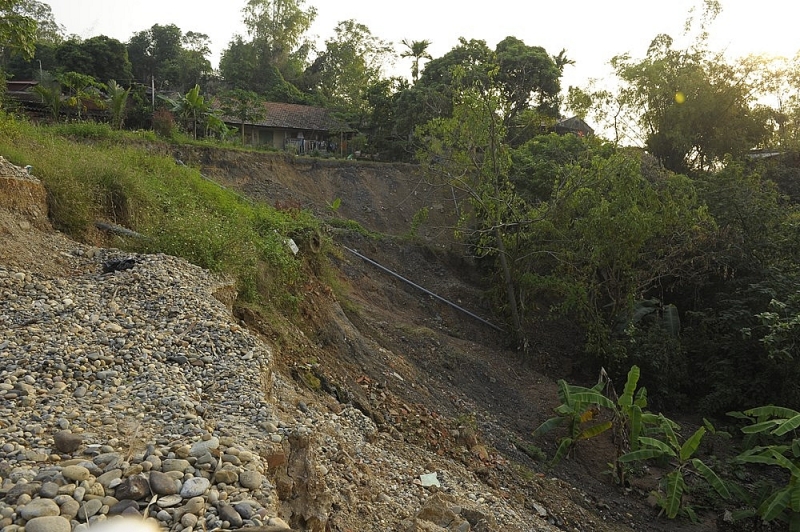 Tình trạng sạt lở ở bờ sông thuộc xã Thái Hòa, huyện Ba Vì Tình trạng sạt lở ở bờ sông thuộc xã Thái Hòa, huyện Ba Vì