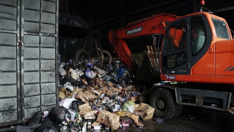 Thực hiện ti&ecirc;u hủy l&ocirc; h&agrave;ng vi phạm