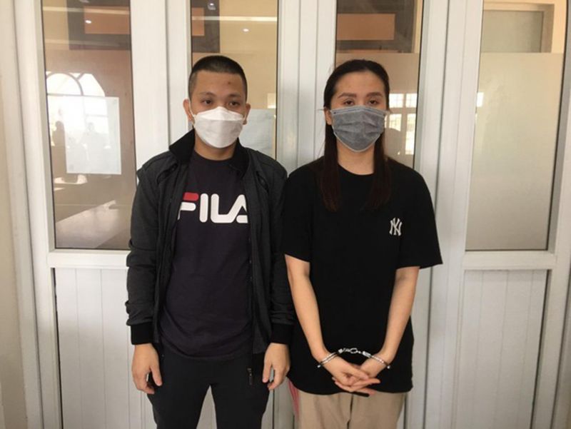 Cặp vợ chồng Nguyễn Thị Vân Anh và Đào Quốc Huy tại cơ quan công an