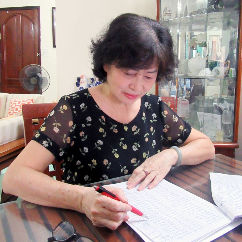 Chị Ngọc đang rà soát lại danh sách nhân dân đã tiêm chủng phòng ngừa Covid-19