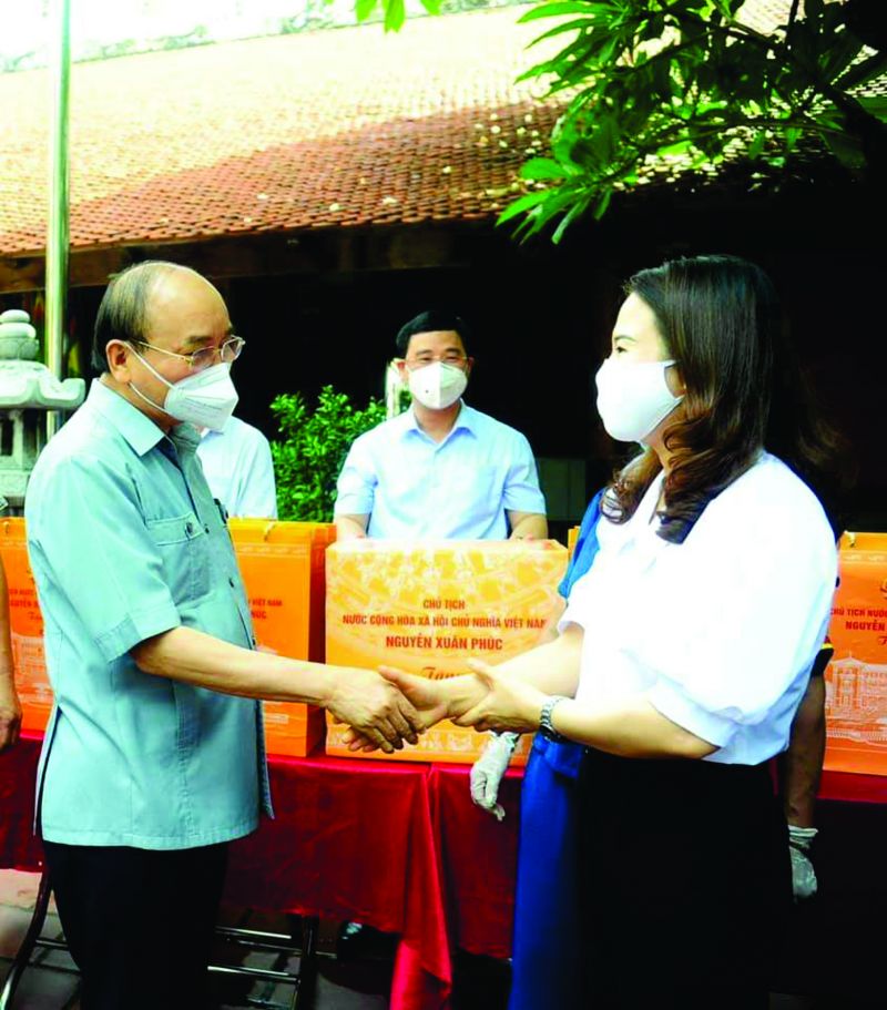 Đồng chí Đặng Thị Thanh Bình, Bí thư Đảng ủy phường Mai Động, quận Hoàng Mai, nguyên Chủ tịch Hội LHPN Quận, báo cáo mô hình “Vùng xanh” đầu tiên của Thành phố trong công tác phòng, chống dịch với Chủ tịch Nước Nguyễn Xuân Phúc tháng 8/2021